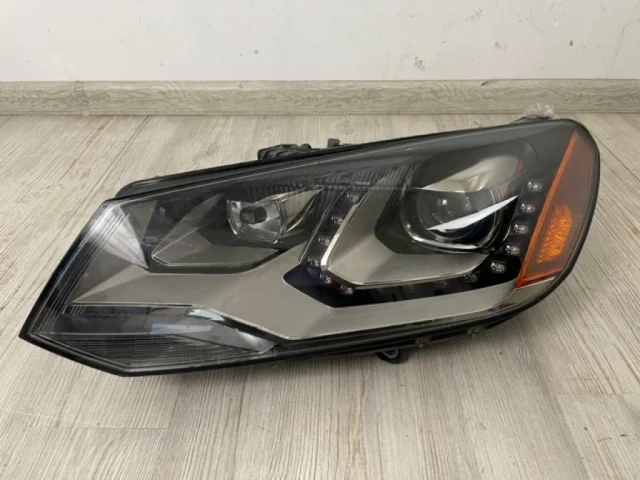 Фара ксенон левая для Volkswagen Touareg II (7P5) 2010-2014 на фотографиях