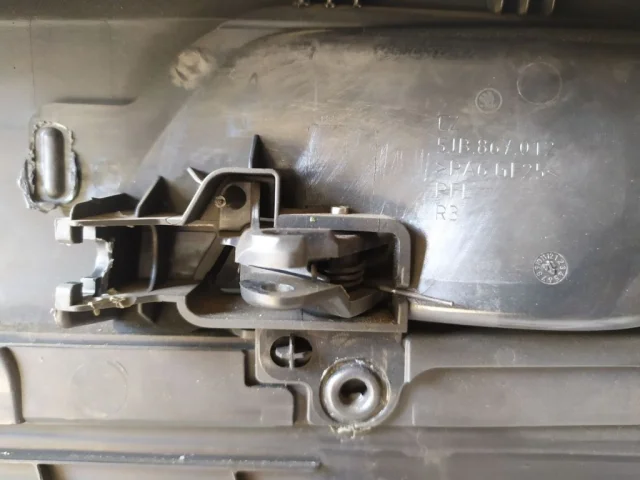 Уплотнитель передней правой двери для Skoda Rapid I rest NH3 2017-2020 на фотографиях