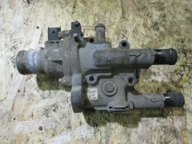 Корпус термостата системы охлаждения ДВС для Opel Astra J Хэтчбек 2009-2017 на фотографиях