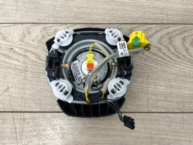 Подушка безопасности водителя для Volkswagen Touareg II (7P5) 2010-2014 на фотографиях