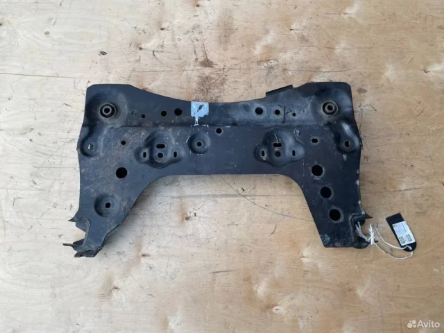 Подрамник двигателя для Nissan Note E11 2005-2012 на фотографиях