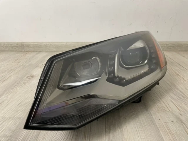 Фара ксенон левая для Volkswagen Touareg II (7P5) 2010-2014 на фотографиях