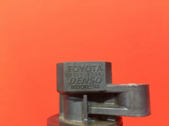 Катушка зажигания для Toyota Corolla E120/E130 Хэтчбек 2001-2007 на фотографиях