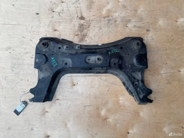 Подрамник двигателя для Nissan Note E11 2005-2012 на фотографиях