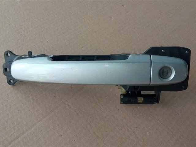 Ручка двери передняя правая внешняя для Toyota Corolla E120/E130 Хэтчбек 2001-2007 на фотографиях