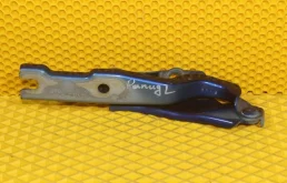 Петля капота левая для Skoda Rapid 2018 года на фотографиях