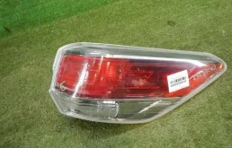 Фонарь внутренний правый для Toyota Highlander на фотографиях