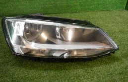 Фара правая для Volkswagen Jetta 2012 года на фотографиях