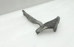 Петля капота левая для Skoda Rapid 2018 года на фотографиях