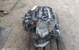 Двигатель без навесного для Volkswagen Polo 2003 года на фотографиях