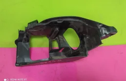 Кронштейн правой фары нижний для Audi Q7 2010 года на фотографиях