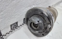 Пневмостойка передняя правая для Audi Q7 2018 года на фотографиях