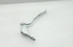 Петля капота левая для Skoda Rapid 2017 года на фотографиях