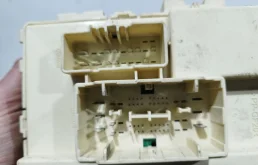 Блок предохранителей салона для Hyundai Solaris на фотографиях