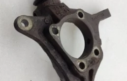 Кулак поворотный левый для Subaru Legacy 2013 года на фотографиях