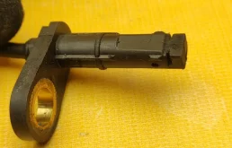 Датчик ABS передний правый для Mercedes-Benz E class на фотографиях