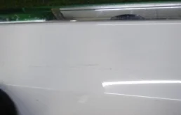 Молдинг двери задний правый для Volkswagen Tiguan 2022 года на фотографиях