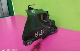 Кронштейн правой фары нижний для Audi Q7 2010 года на фотографиях