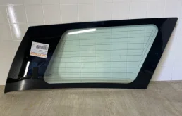 Стекло кузова боковое правое заднее (MR957592) для Mitsubishi Grandis 2003-2011