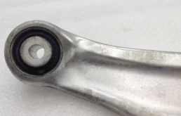 Рычаг задний правый нижний для Volkswagen Touareg 2020 года на фотографиях