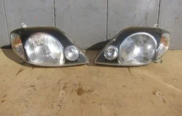 Фары для Toyota Corolla 2001 года на фотографиях