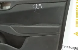 Уплотнитель передней правой двери для Hyundai Solaris 2018 года на фотографиях