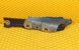 Петля капота левая для Skoda Rapid 2018 года на фотографиях