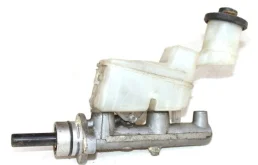 Главный тормозной цилиндр для Toyota RAV4 на фотографиях