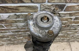 Амортизатор задний правый для BMW 5er 2011 года на фотографиях