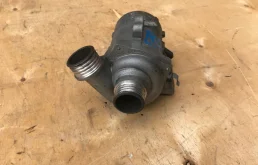 Насос охлаждающей жидкости ДВС(Помпа) для BMW X3 на фотографиях