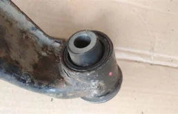 Рычаг передний правый нижний для Mitsubishi Pajero 2007 года на фотографиях