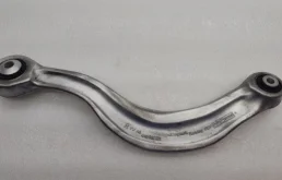 Рычаг задний правый нижний для Volkswagen Touareg 2020 года на фотографиях