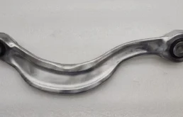 Рычаг задний правый нижний для Volkswagen Touareg 2020 года на фотографиях