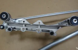 Трапеция стеклоочистителей для Audi Q7 на фотографиях