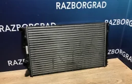 Радиатор охлаждения ДВС для Volkswagen Golf 2011 года на фотографиях