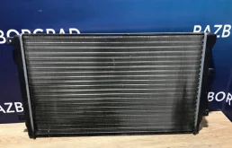 Радиатор охлаждения ДВС для Volkswagen Golf 2011 года на фотографиях