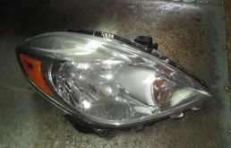 Фары для Nissan Tiida 2009 года на фотографиях