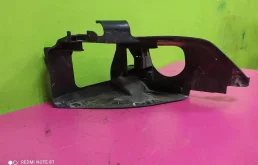 Кронштейн правой фары нижний для Audi Q7 2010 года на фотографиях