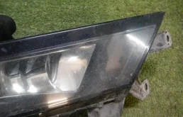 Противотуманка (ПТФ) передняя правая для Skoda Rapid 2019 года на фотографиях