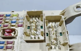 Блок предохранителей салона для Hyundai Solaris на фотографиях