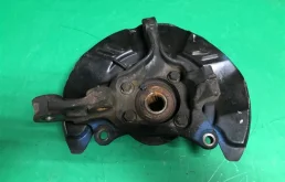 Кулак поворотный левый для Subaru Legacy 2005 года на фотографиях