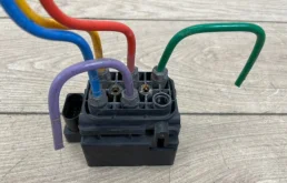 Блок клапанов пневмоподвески для Audi Q7 2008 года на фотографиях