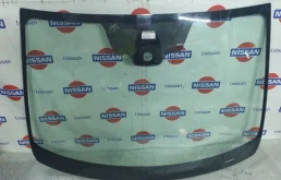 Лобовое (ветровое) стекло для Nissan Qashqai на фотографиях