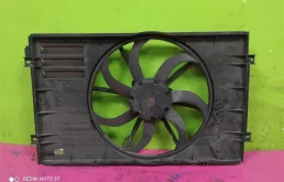 Вентилятор радиатора охлаждения ДВС для Volkswagen Golf 2012 года на фотографиях