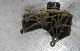 Кронштейн генератора для Renault Logan 2014 года на фотографиях