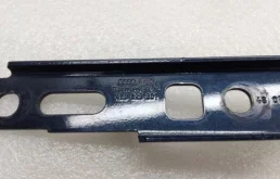 Петля капота правая для Audi Q7 2010 года на фотографиях