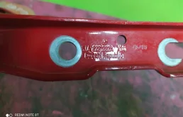 Петля капота левая для Skoda Rapid 2013 года на фотографиях