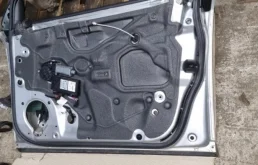 Дверь передняя правая для Audi A4 2001 года на фотографиях