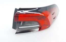 Фонарь правый для Toyota Corolla 2012 года на фотографиях