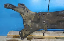 Подрамник двигателя для Mitsubishi Outlander 2011 года на фотографиях